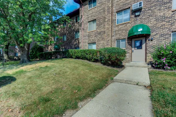 $1,300 | 8108 Waterbury Court, Unit 407, Woodridge, IL 60517