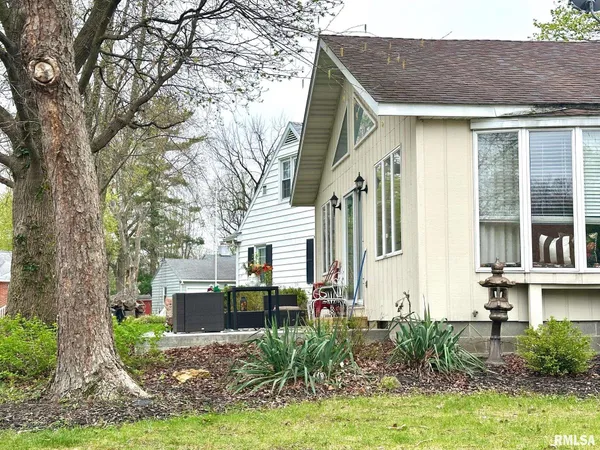 $197,000 | 8 North Crescent Drive, Jacksonville, IL 62650