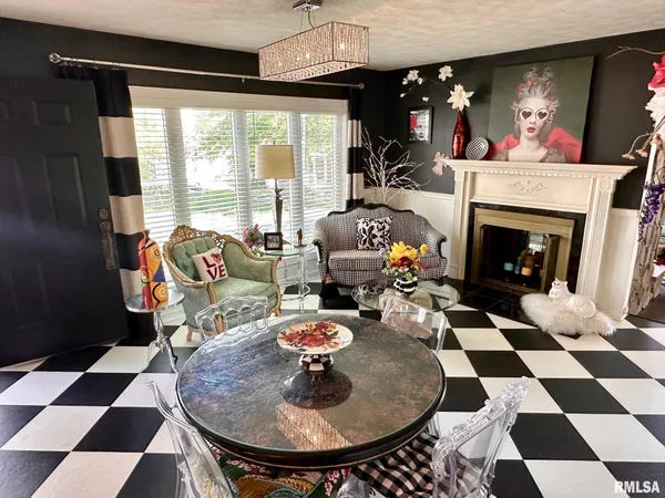 $197,000 | 8 North Crescent Drive, Jacksonville, IL 62650