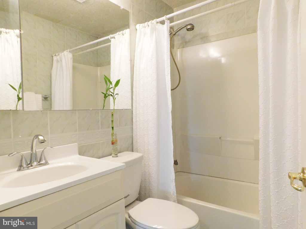 23 Island Road Levittown, PA 19057 - Photo 11 of 23 Full Bathroom 1
