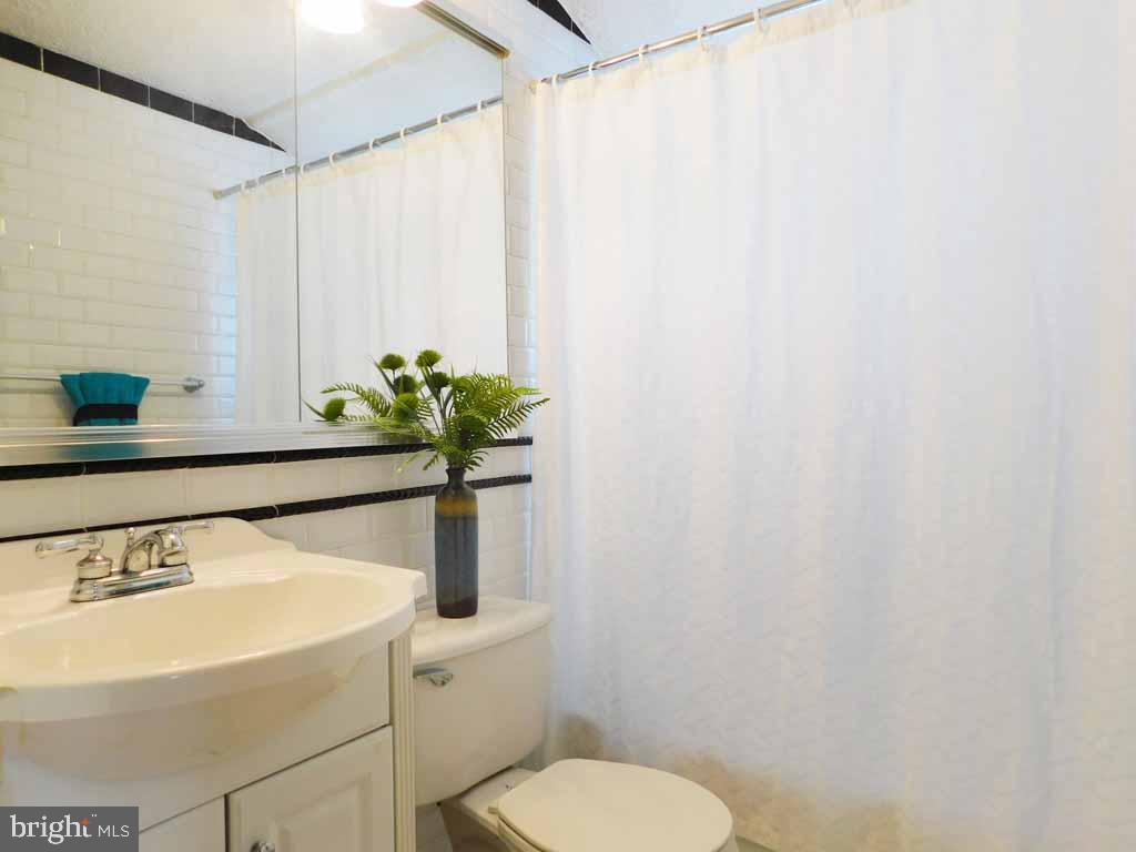 23 Island Road Levittown, PA 19057 - Photo 18 of 23 Full Bathroom 2