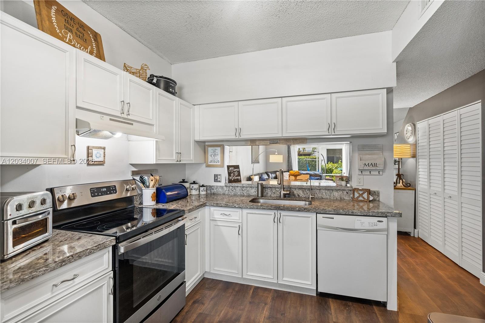 9928 Northwest 57th Manor Coral Springs, FL 33076 - Photo 2 of 34