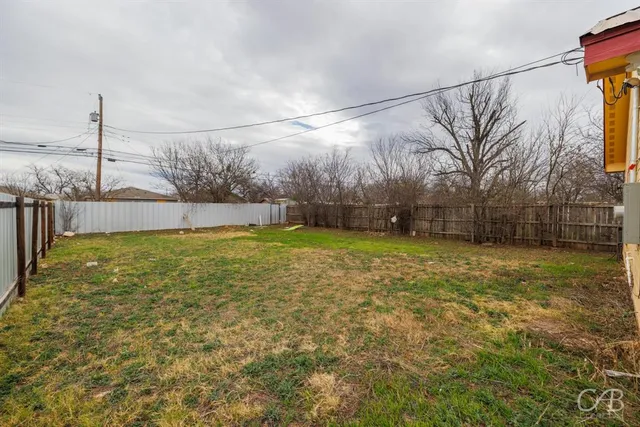 a view of a backyard