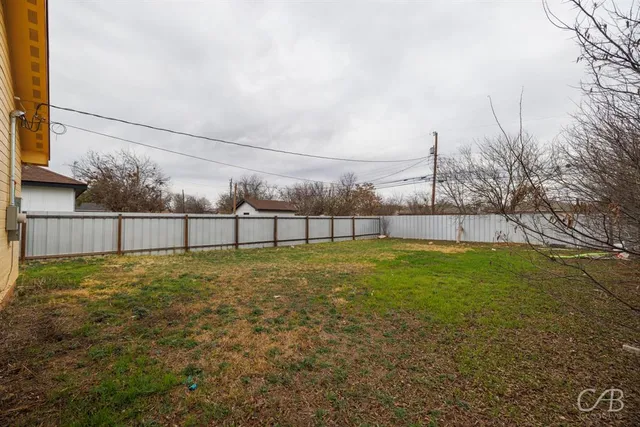 a view of a backyard