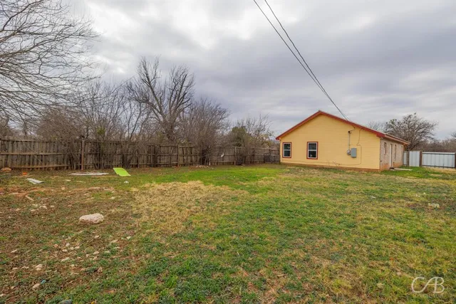 a view of yard with small space