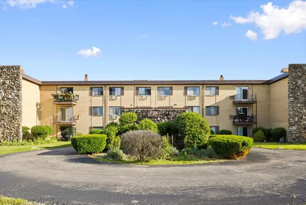 $229,900 | 725 West Dempster Street, Unit 310, Des Plaines, IL 60016
