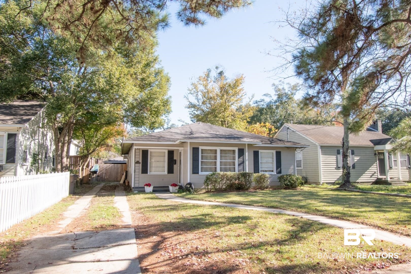 20 Kirby Street Mobile, AL 36607 - Photo 32 of 35 View of front facade with a front yard