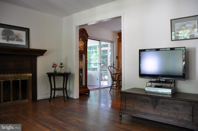 8926 Victoria Road Springfield, VA 22151 - Photo 8 of 22 Living Room