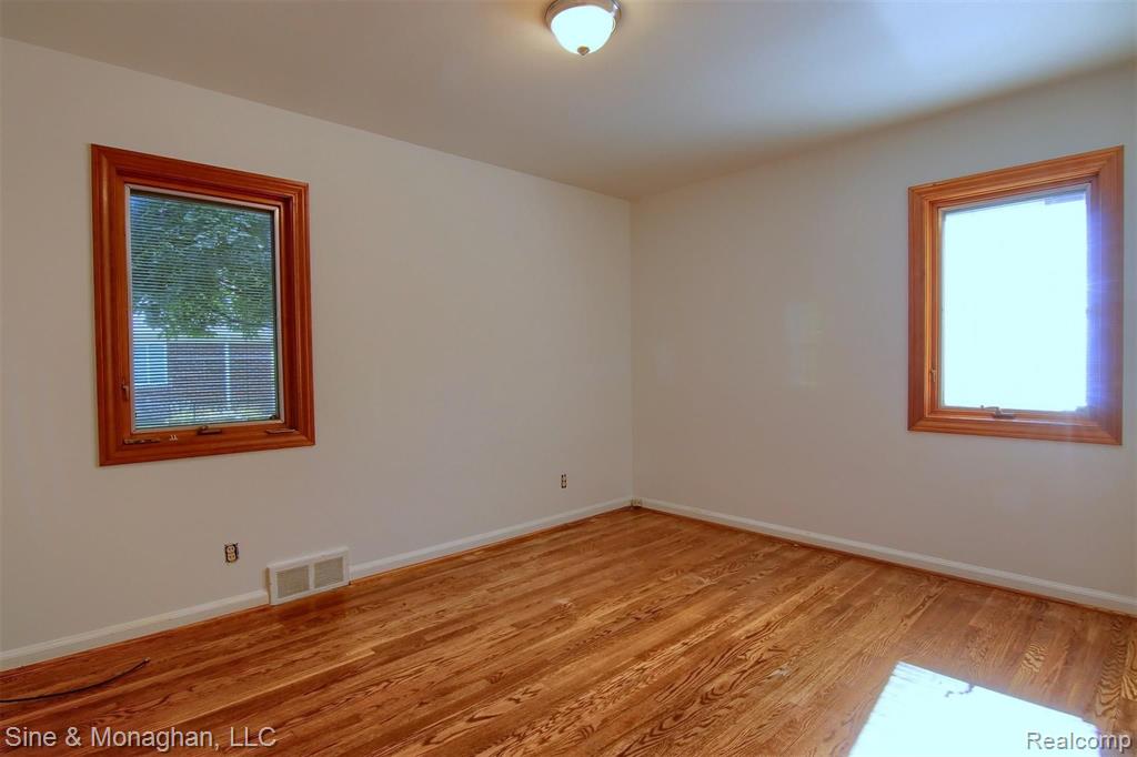 1536 Cook Road Grosse Pointe Woods, MI 48236 - Photo 14 of 39