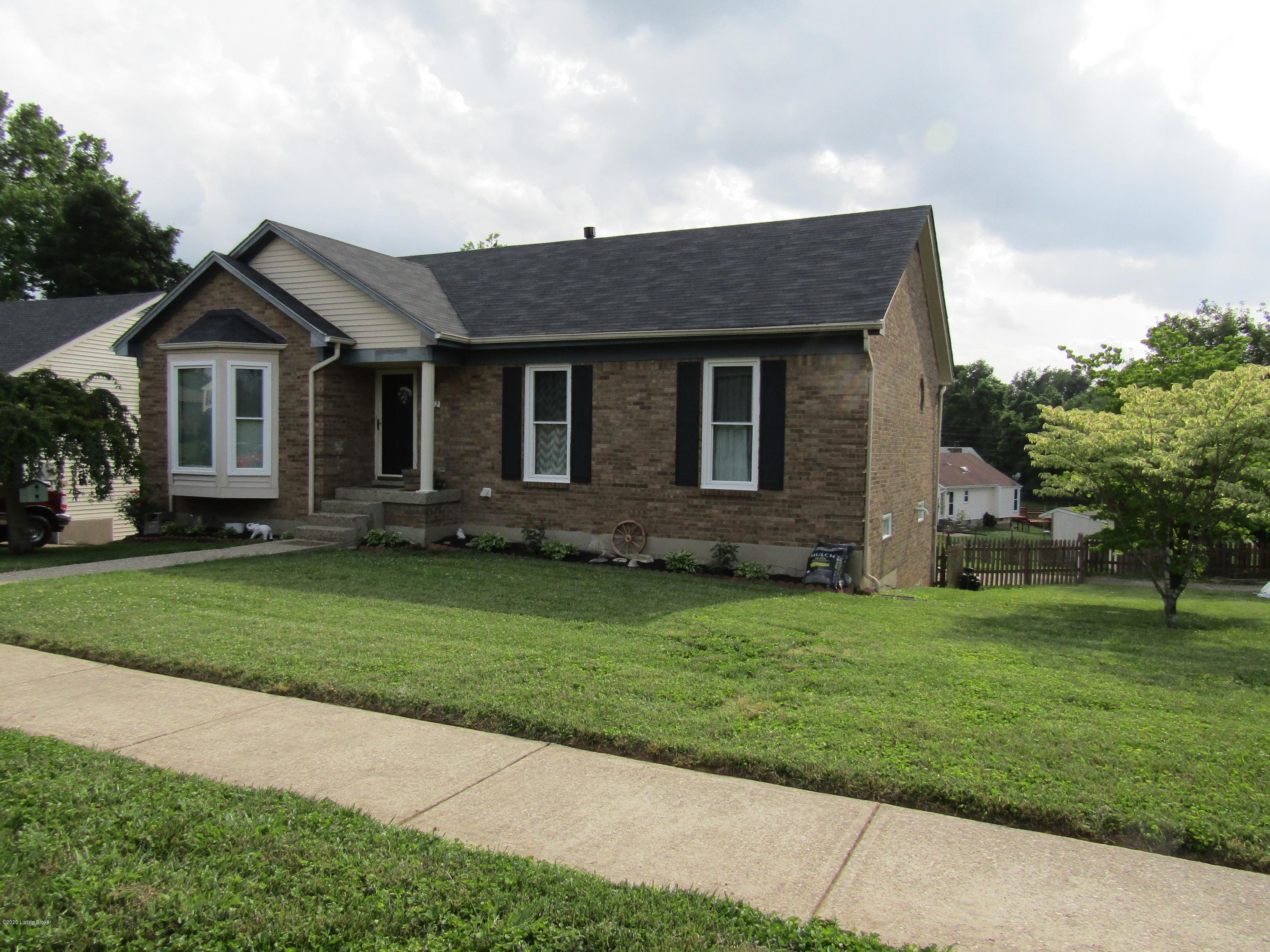 6002 Hurstview Road Louisville, KY 40291 - Photo 20 of 20 Front of House and Side Yard