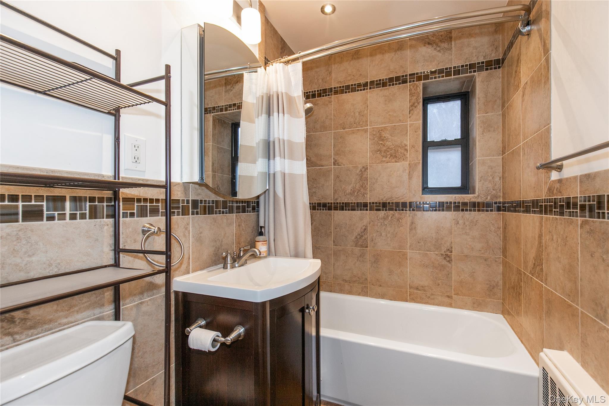 35 Knightsbridge Road, Unit 2B Great Neck, NY 11021 - Photo 13 of 20