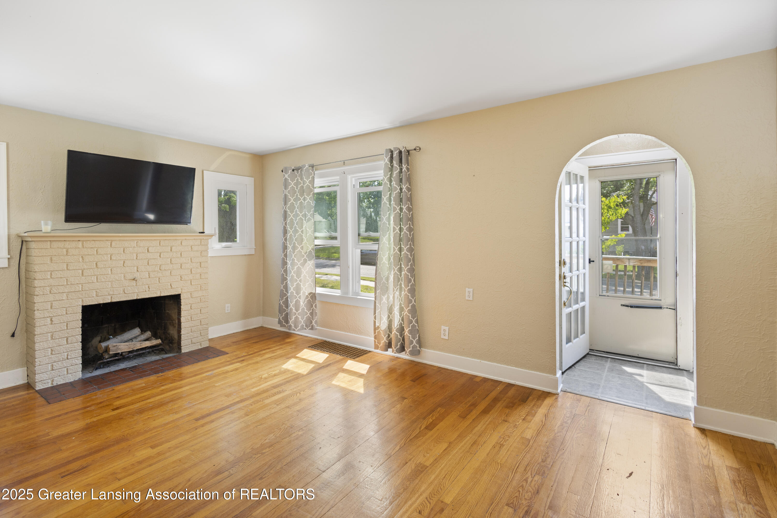 2335 Harding Avenue Lansing, MI 48910 - Photo 9 of 52 IMG_5370
