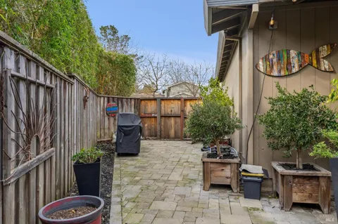 $1,595,000 | 2 Linda Court, Novato, CA 94947