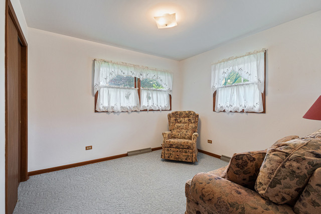 984 Ruth Drive Elgin, IL 60123 - Photo 16 of 33
