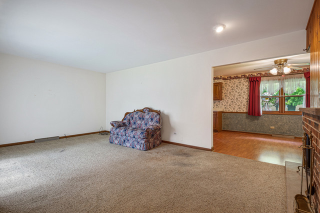 984 Ruth Drive Elgin, IL 60123 - Photo 3 of 33