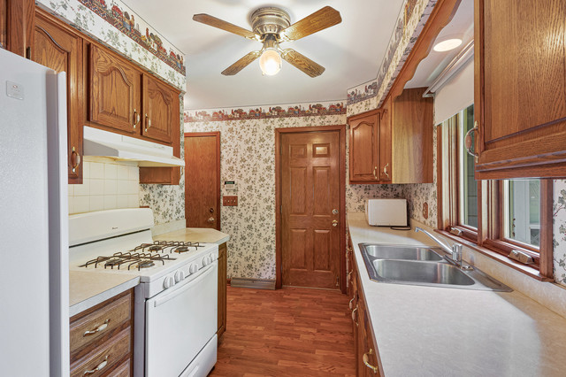 984 Ruth Drive Elgin, IL 60123 - Photo 8 of 33