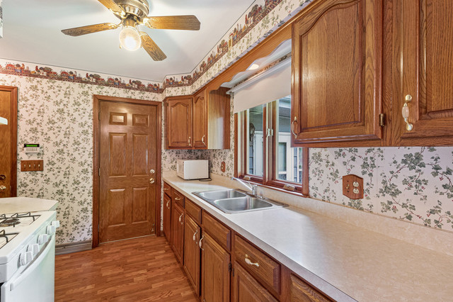 984 Ruth Drive Elgin, IL 60123 - Photo 9 of 33