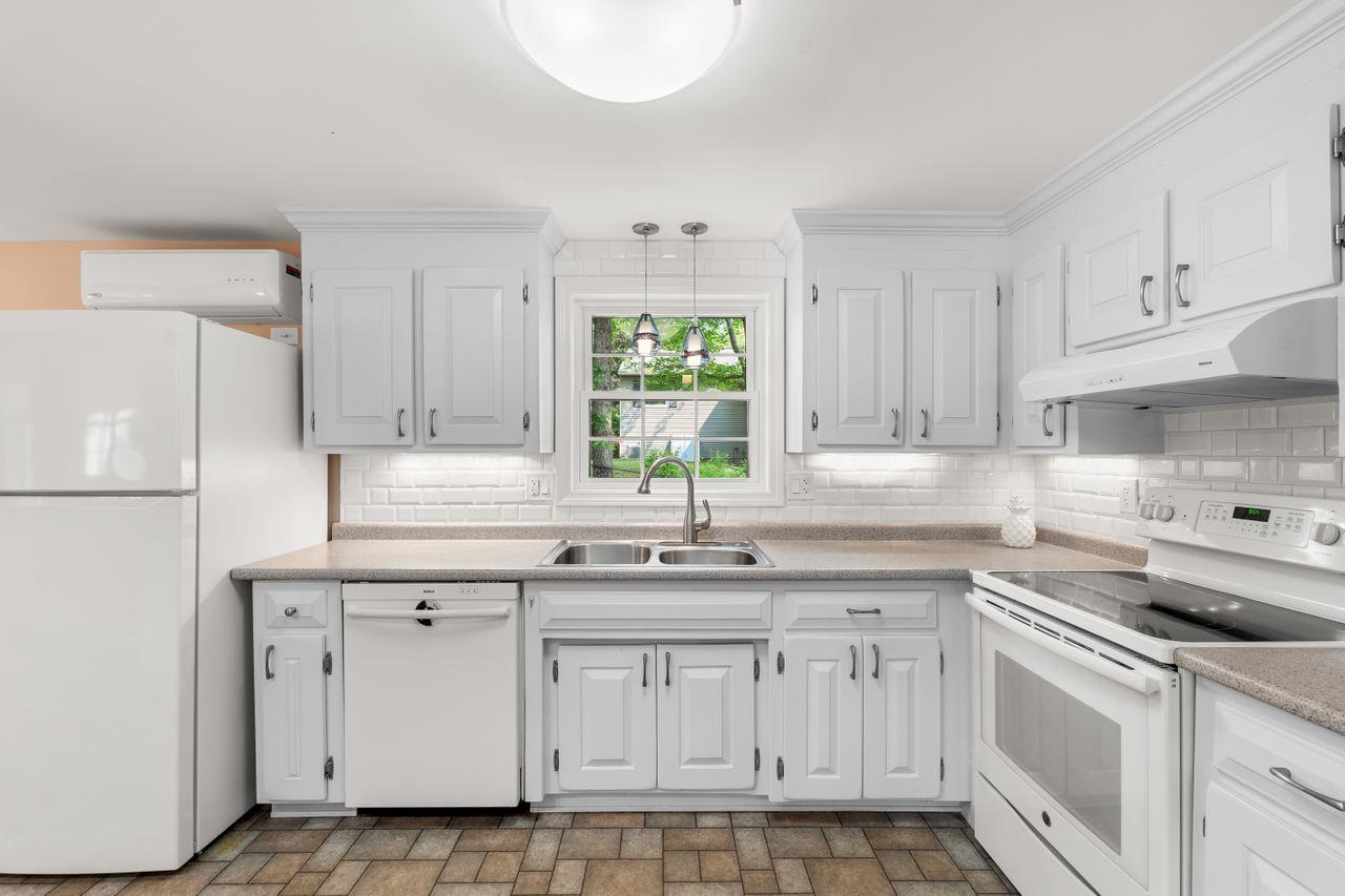 12 Custom Street Nashua, NH 03062 - Photo 7 of 33