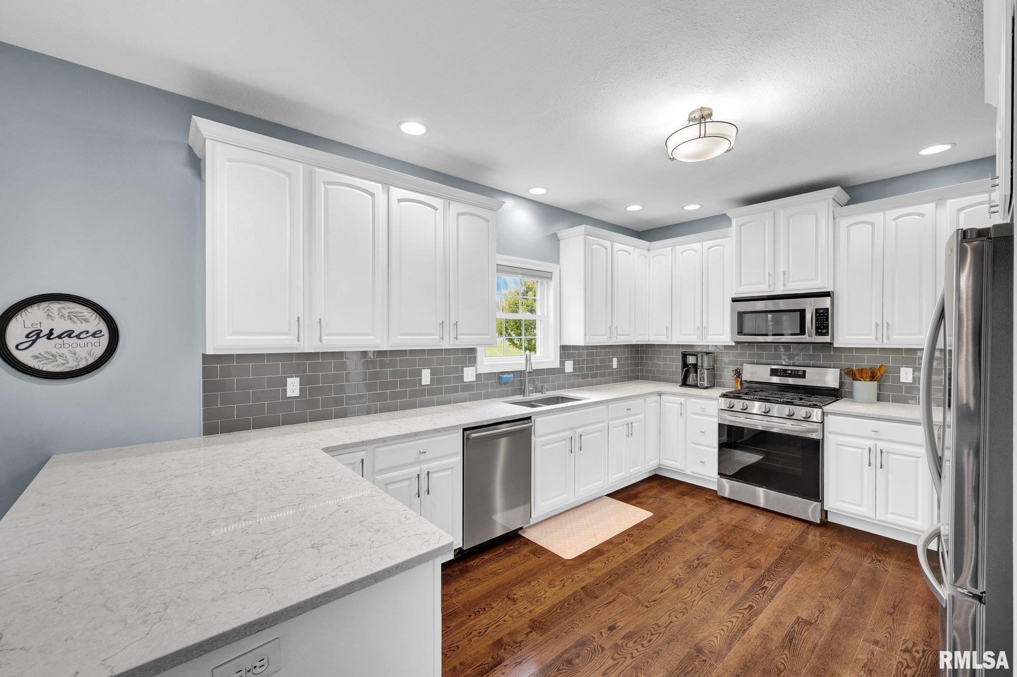 1020 Greenbrier Lane Washington, IL 61571 - Photo 14 of 49