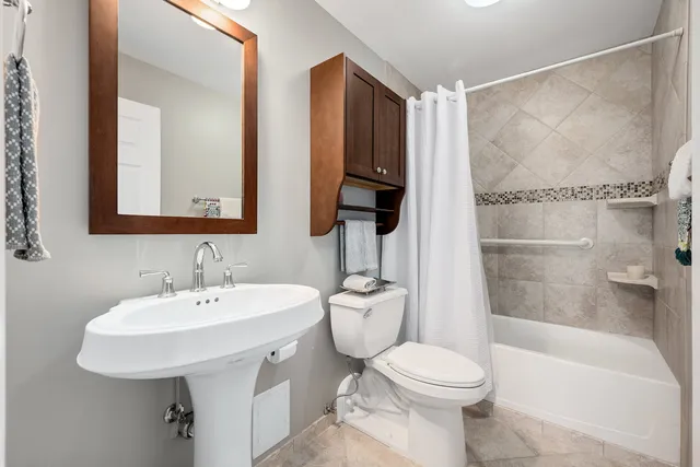 $275,000 | 2000 St Regis Drive, Unit 6B, Lombard, IL 60148