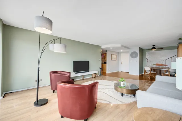 $275,000 | 2000 St Regis Drive, Unit 6B, Lombard, IL 60148