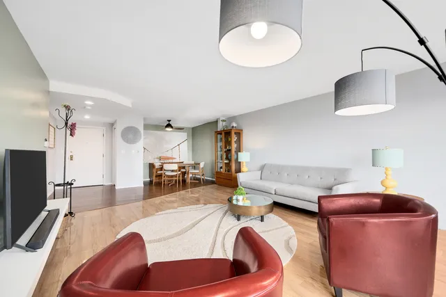 $275,000 | 2000 St Regis Drive, Unit 6B, Lombard, IL 60148