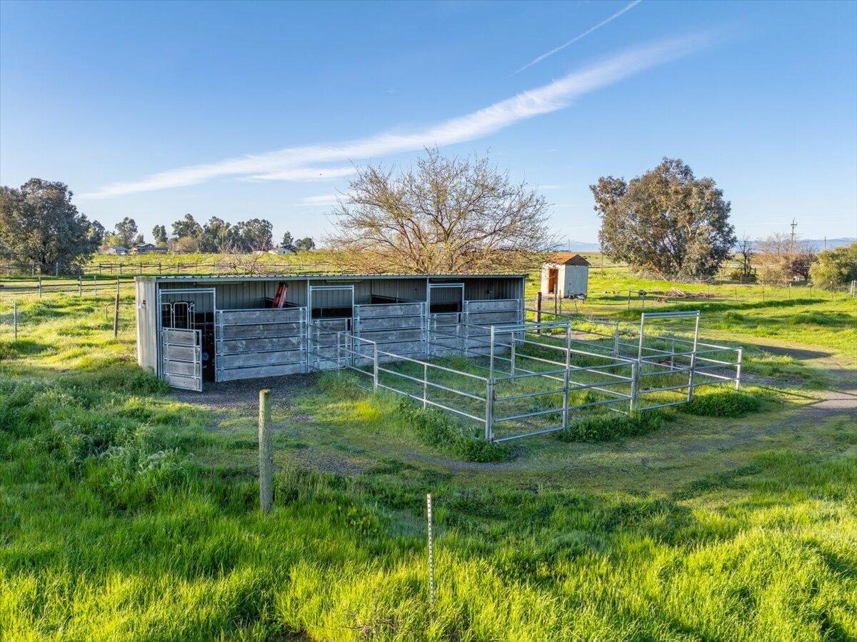 11140 Rawson Road Red Bluff, CA 96080 - Photo 34 of 49 Barn for horses