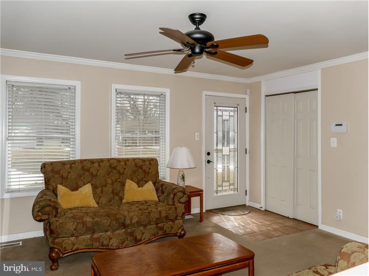 625 Chatham Road Fairless Hills, PA 19030 - Photo 5 of 19 Living Room