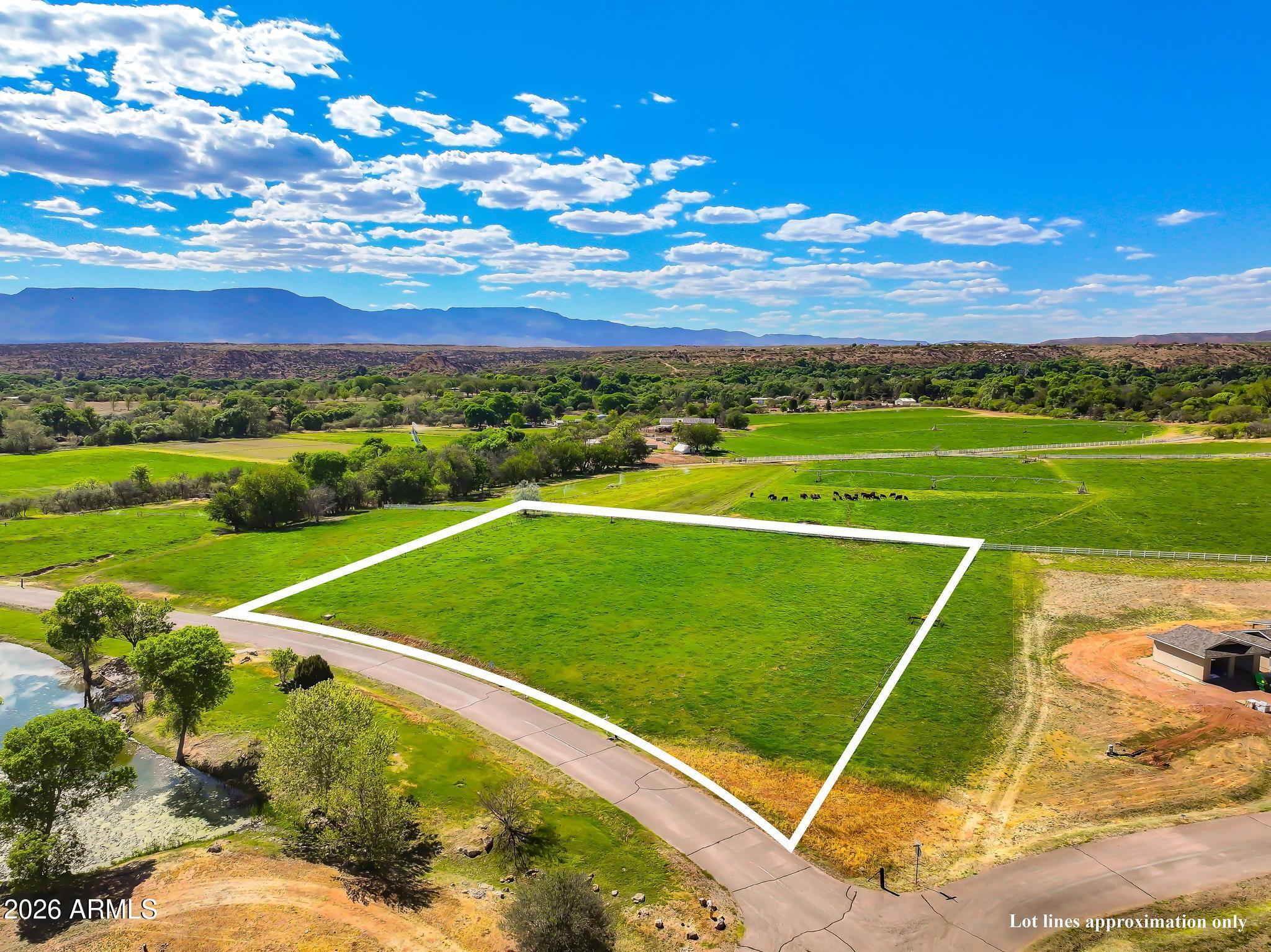 220 South Bonito Ranch Loop, Unit 9 Cornville, AZ 86325 - Photo 2 of 10 a view of a big room with a big yard