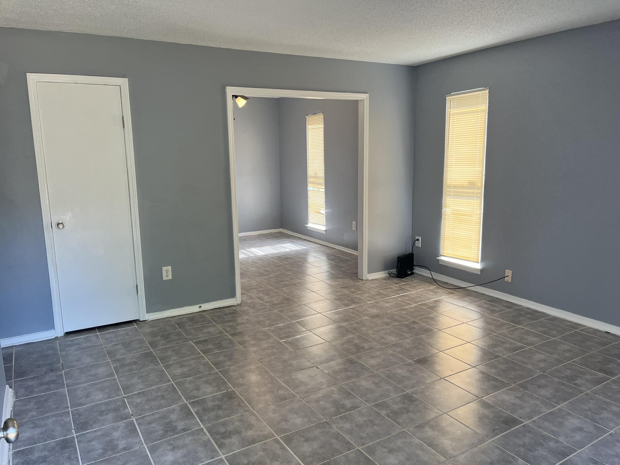 3273 Ridgemont Avenue Memphis, TN 38128 - Photo 4 of 16 an empty room with windows and closet