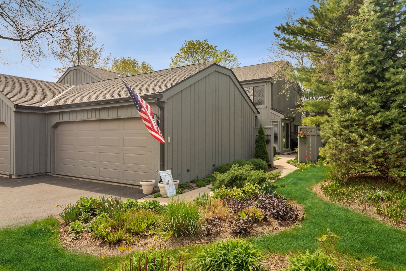 380 Shoreline Road Lake Barrington, IL 60010 - Photo 2 of 36
