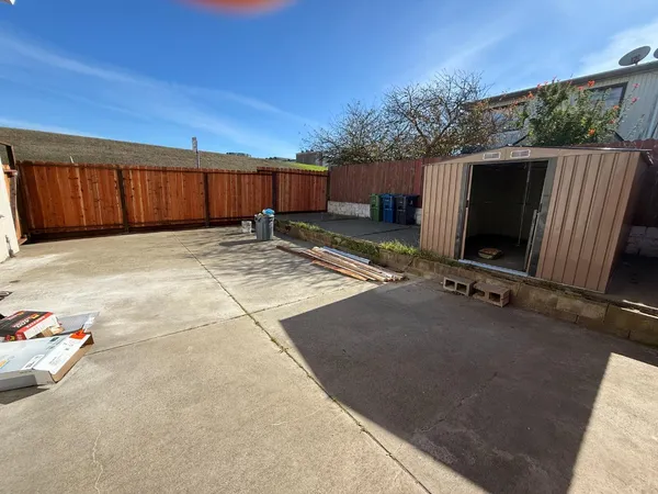 a view of a backyard