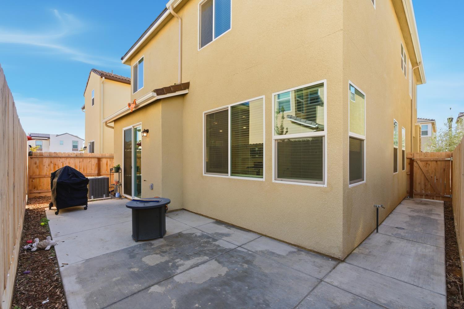 1107 Significant Way West Madera, CA 93636 - Photo 32 of 42 a view of a patio with furniture and a tub