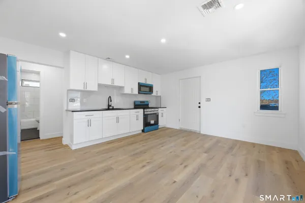 $2,300 | 145 Crystal Avenue, Unit 3, New London, CT 06320