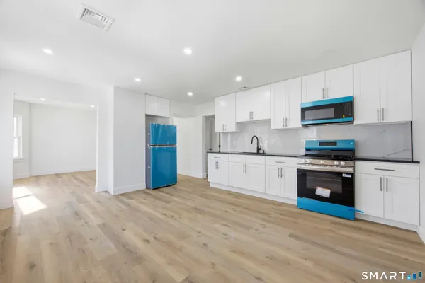 $2,300 | 145 Crystal Avenue, Unit 3, New London, CT 06320