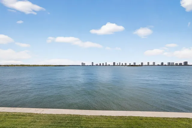 $3,000 | 100 Shore Court, Unit 208, North Palm Beach, FL 33408