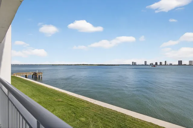 $3,000 | 100 Shore Court, Unit 208, North Palm Beach, FL 33408