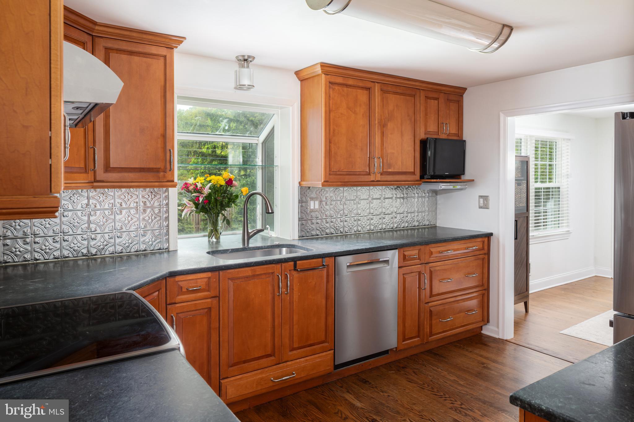 117 Hillside Road Wayne, PA 19087 - Photo 13 of 36 Kitchen w/ Stainless Steel Appliances