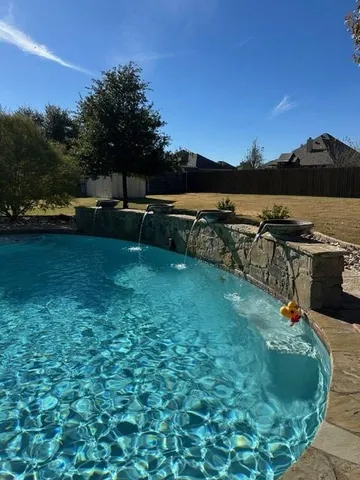 a view of a backyard