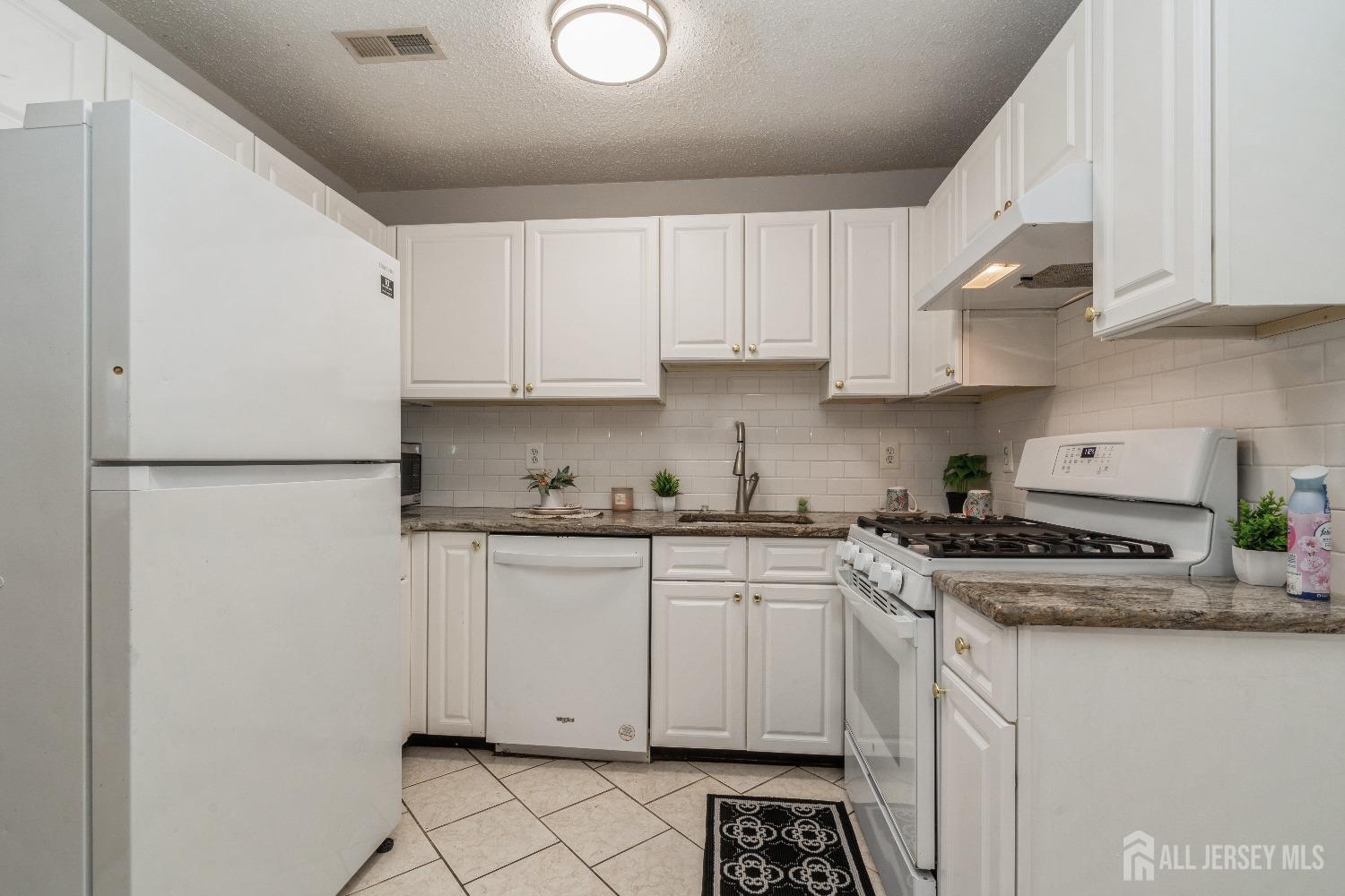 251 Prestwick Way Edison, NJ 08820 - Photo 6 of 23 Gallery Image 6