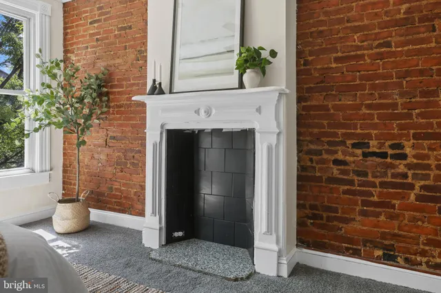 a view of entryway with a yard