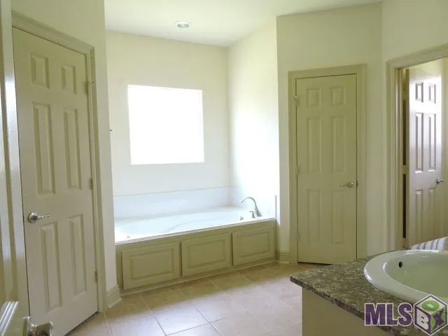 $2,100 | 10125 Montrachet Drive, Baton Rouge, LA 70817