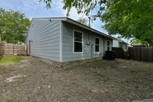 a view of a house with a backyard