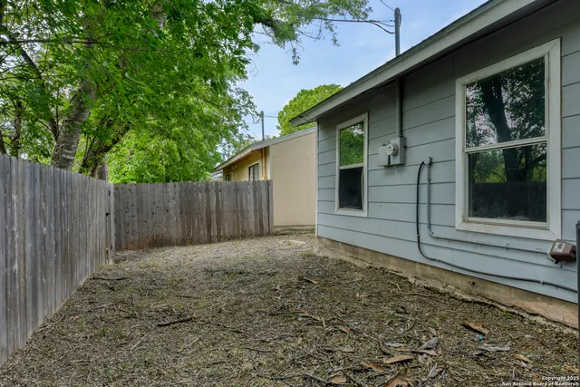 a view of a backyard