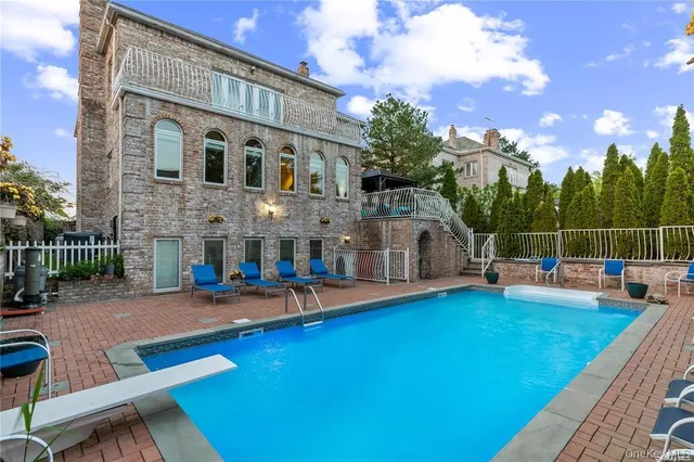 $2,999,999 | 6 Summit Place | Whitestone