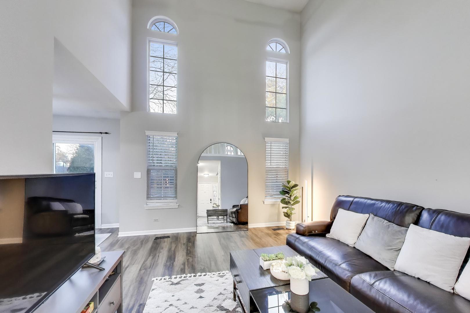 641 Kingsbridge Drive Carol Stream, IL 60188 - Photo 4 of 32