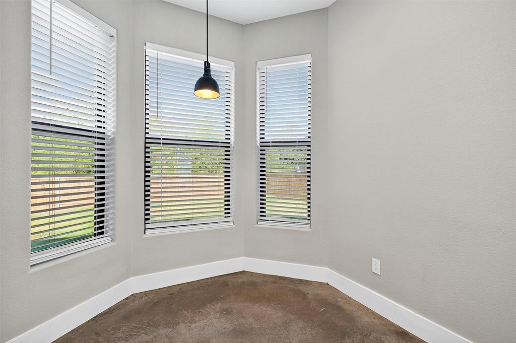 1501 South 7th Avenue Denison, TX 75021 - Photo 13 of 32 a view of an empty room with a window