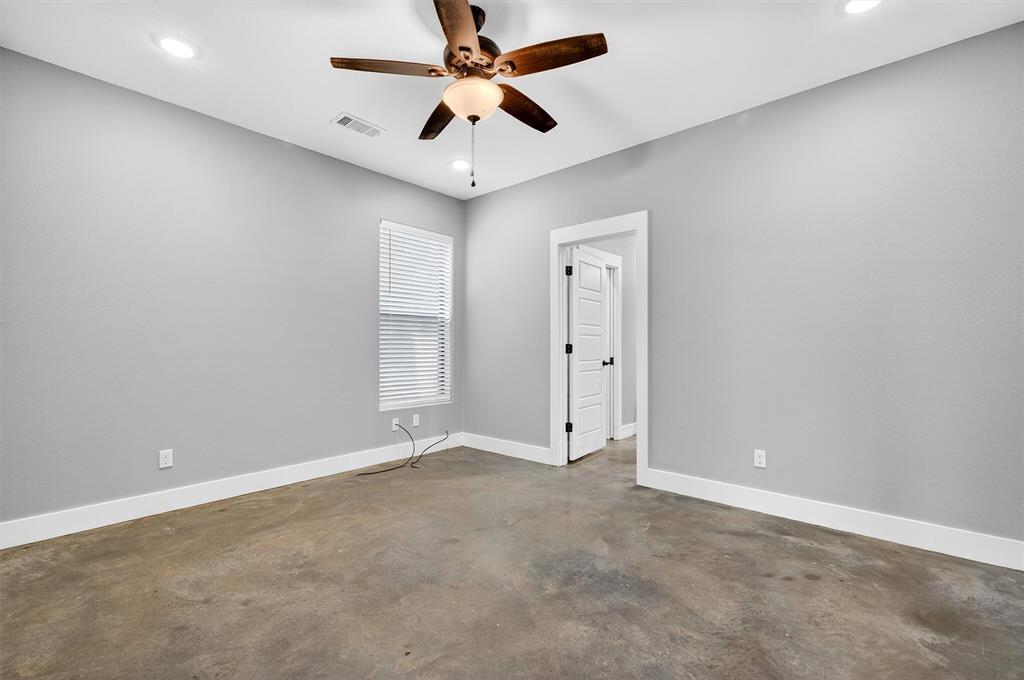 1501 South 7th Avenue Denison, TX 75021 - Photo 20 of 32 an empty room with closet and a ceiling fan