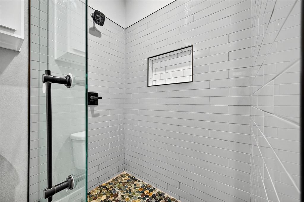 1501 South 7th Avenue Denison, TX 75021 - Photo 25 of 32 a bathroom with a shower