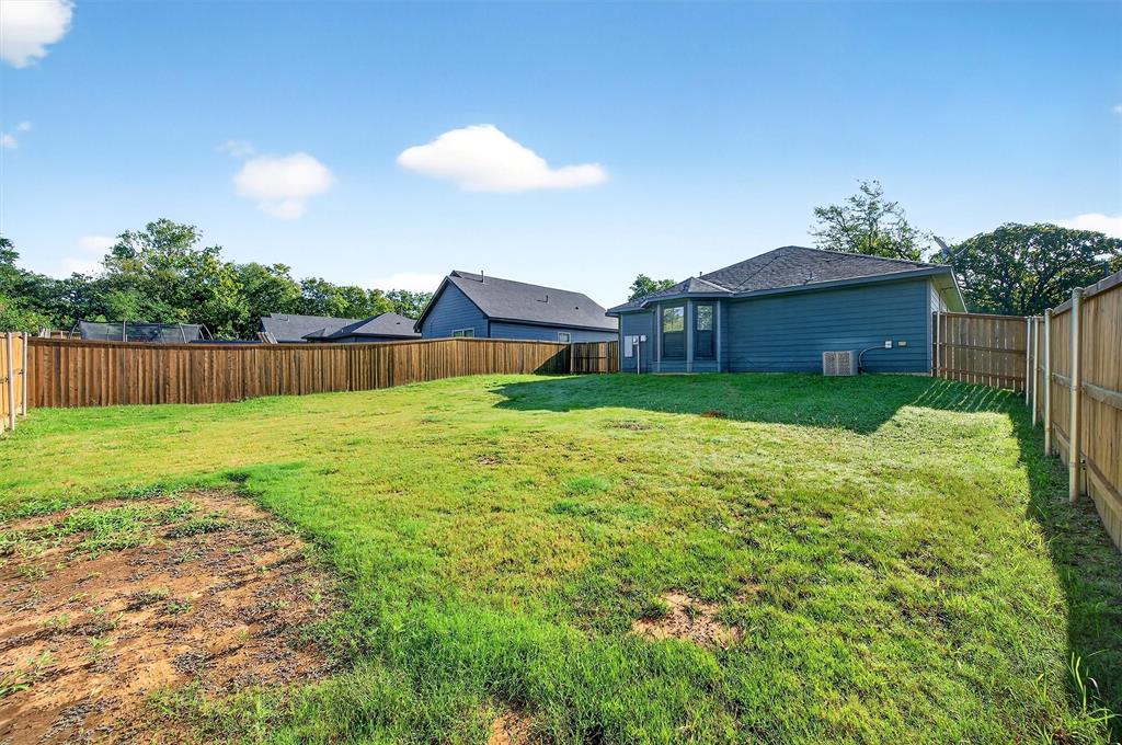1501 South 7th Avenue Denison, TX 75021 - Photo 32 of 32 a view of a backyard with a garden and plants
